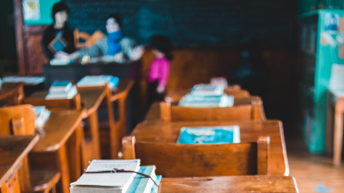 Blurry image of a classroom.
